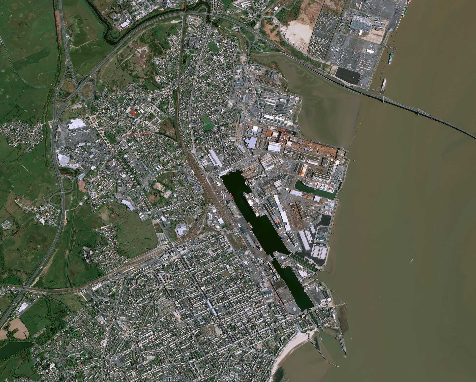 Port de Saint Nazaire vu par le satellite Pléiades. En raison de certaines activités sensibles, notamment énergétiques, les zones portuaires font l’objet d’une surveillance toute particulière de l’INERIS.