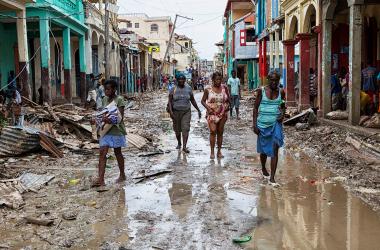 Haïti est régulièrement touché par des cyclones et autres pluies torrentielles, comme ici en octobre 2016, le quartier des Cayes après le passage de l'ouragan Matthew. 