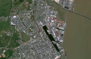 Port de Saint Nazaire vu par le satellite Pléiades. En raison de certaines activités sensibles, notamment énergétiques, les zones portuaires font l’objet d’une surveillance toute particulière de l’INERIS.