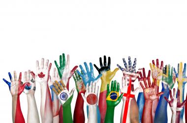 Mains avec drapeaux © Getty Images
