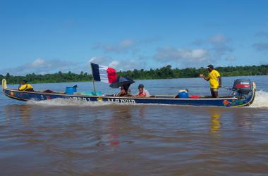 En Guyane dont seul le littoral dispose d’infrastructures routières, les fleuves demeurent la principale voie de transport des personnes comme des marchandises.